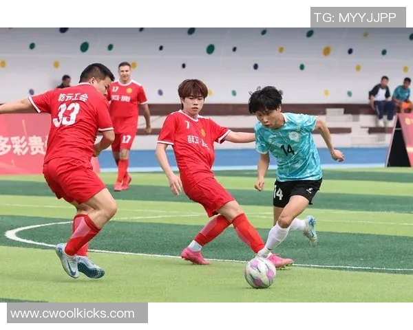 鹰钩鼻足球明星的传奇故事与赛场拼搏精神解析